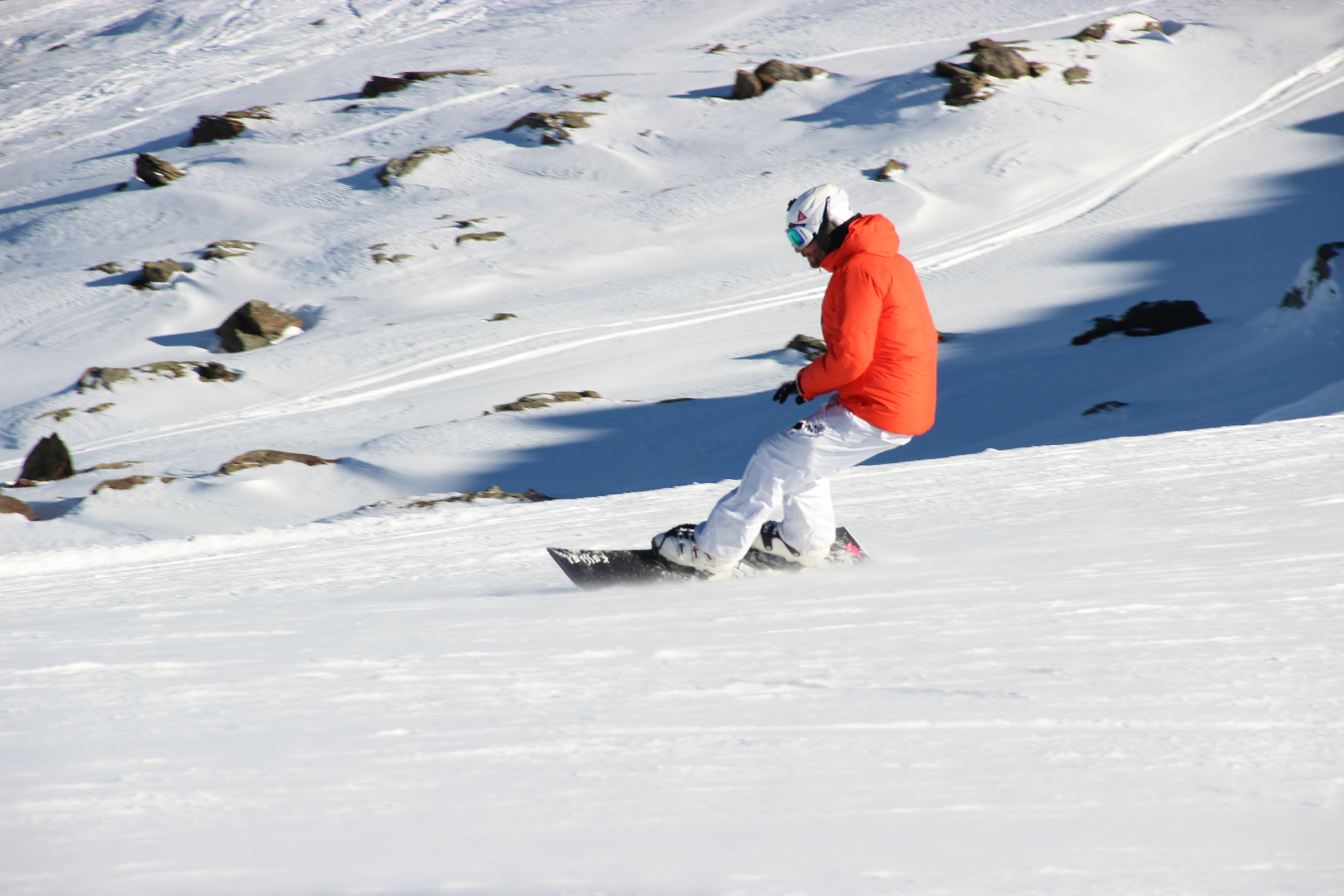 homme en snowboard
