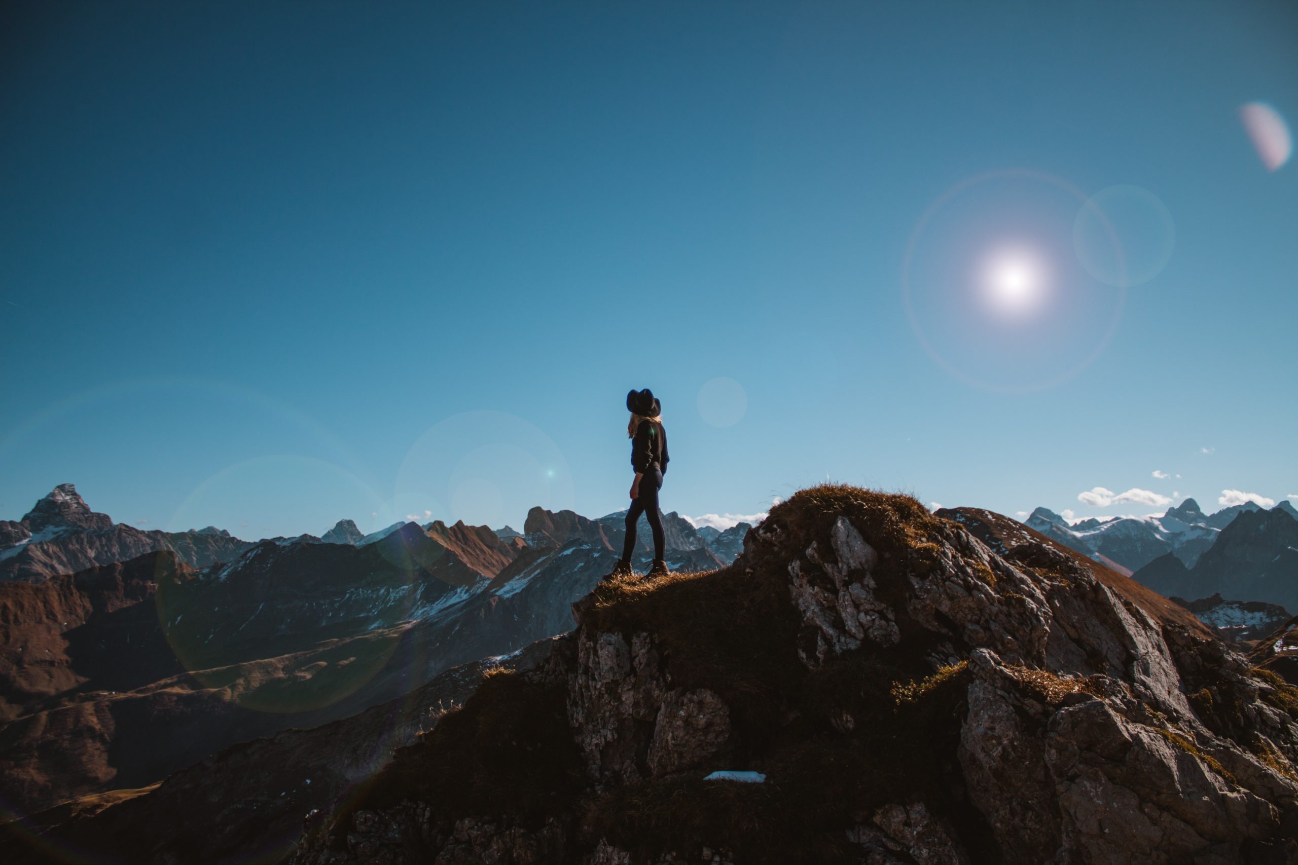 femme au sommet d'une montagne